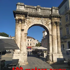 Roman Arch- Low Budget Doublebed In Top Center Gasthof